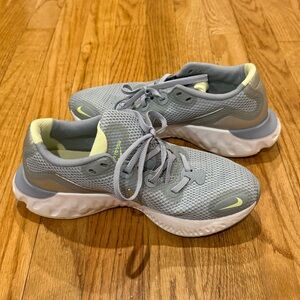 Nike renew run women size 7.5  Athletic Sneakers